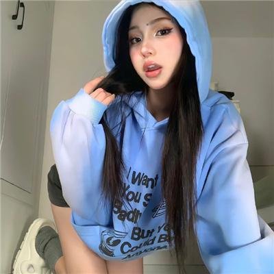 微光下的蓝色男孩